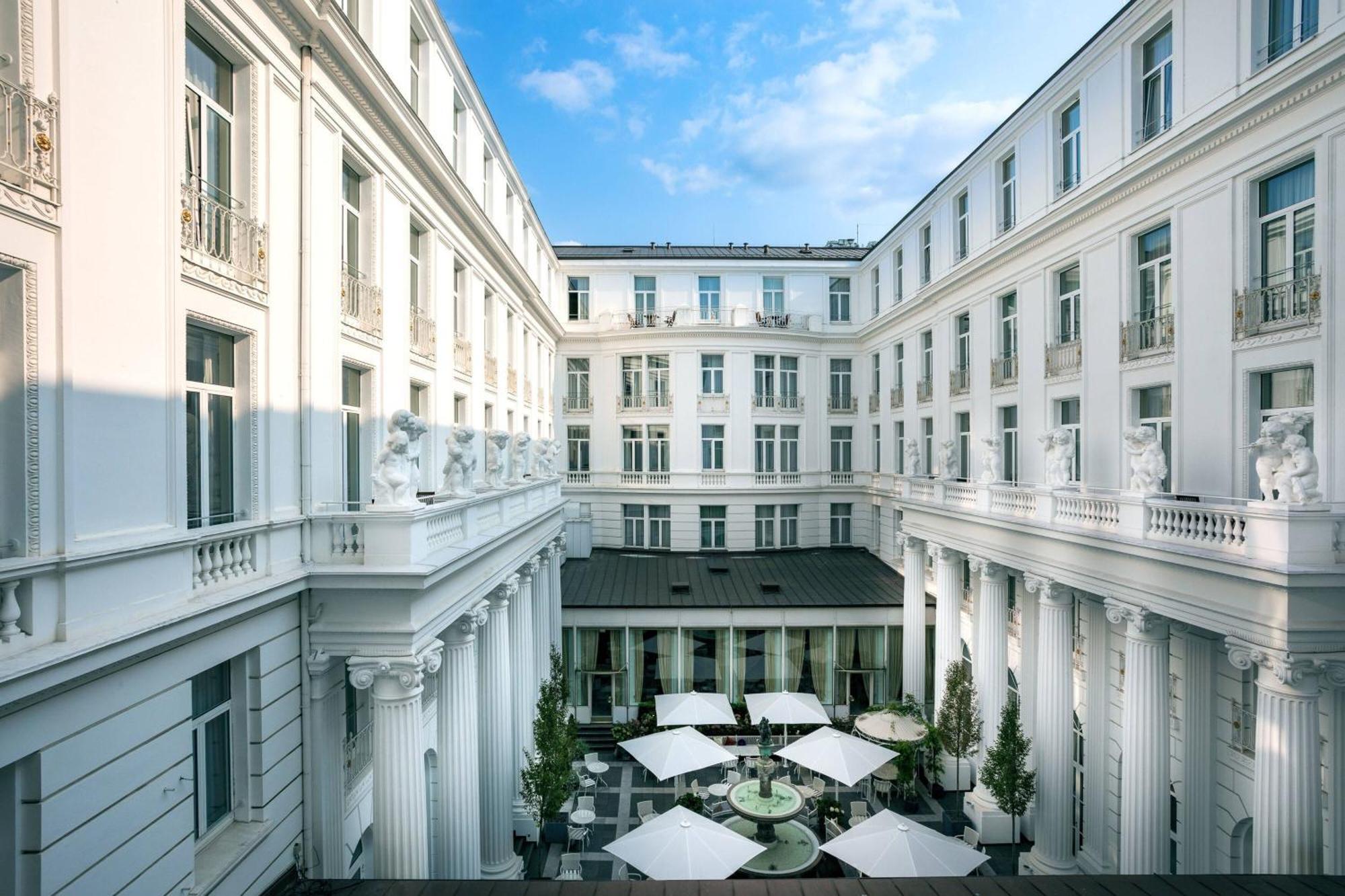 Hotel Atlantic Hamburg, Autograph Collection Exterior foto The hotel's courtyard