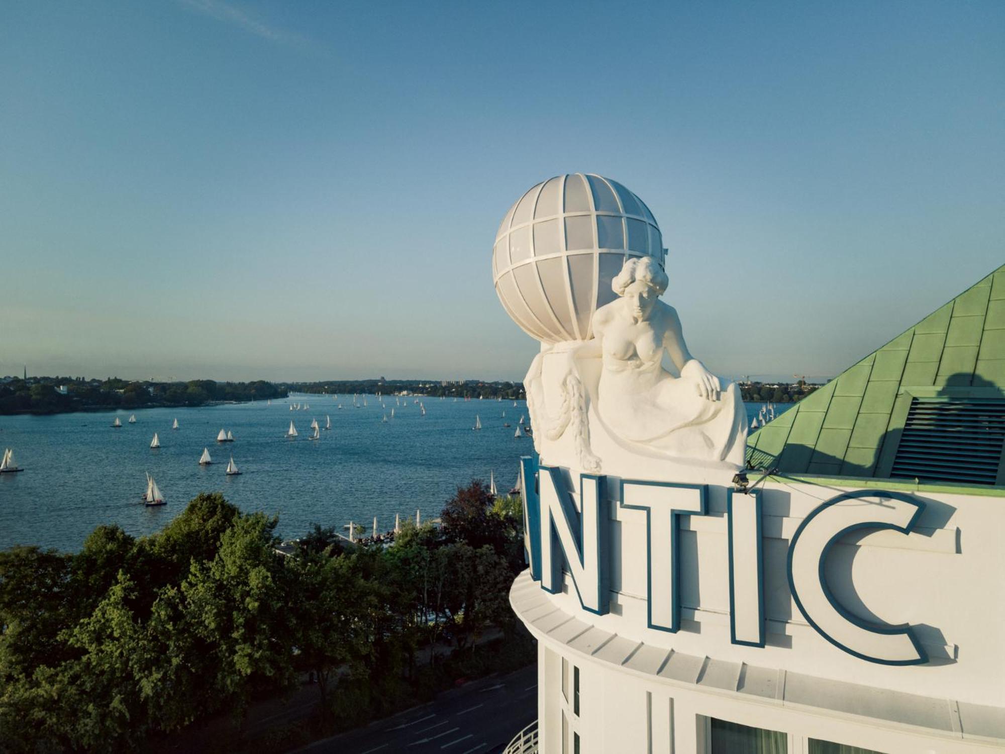 Hotel Atlantic Hamburg, Autograph Collection Exterior foto The NTIIC logo on the top of the building