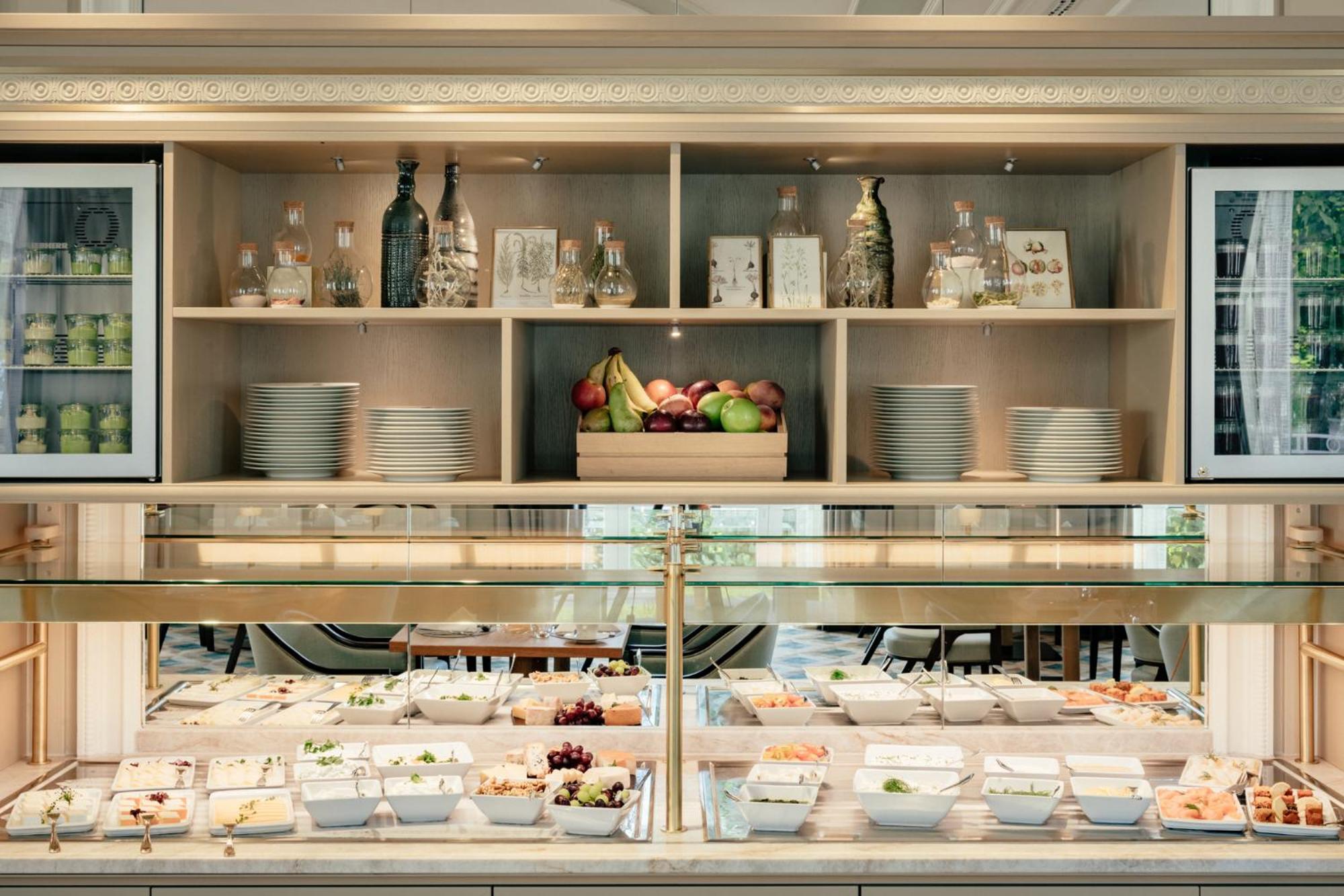 Hotel Atlantic Hamburg, Autograph Collection Exterior foto A buffet at a restaurant