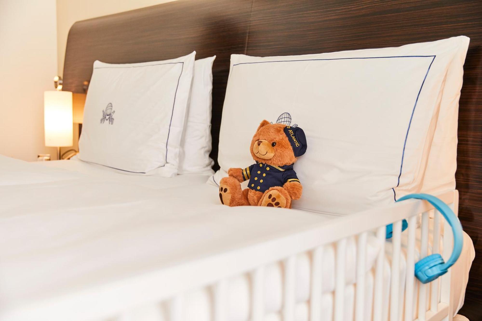Hotel Atlantic Hamburg, Autograph Collection Exterior foto A teddy bear on a bed